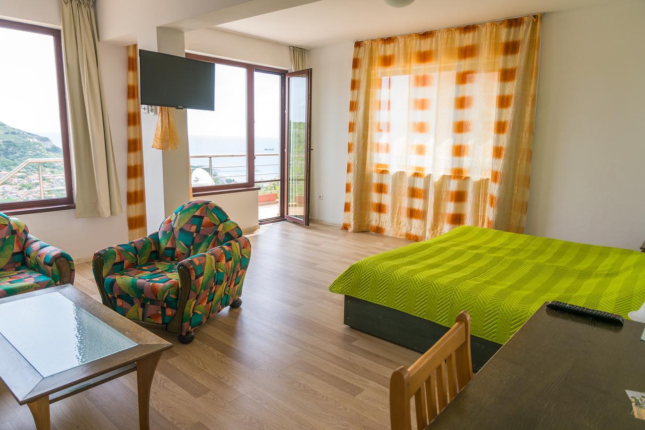 Guest Rooms Sea View Balcic Exterior foto